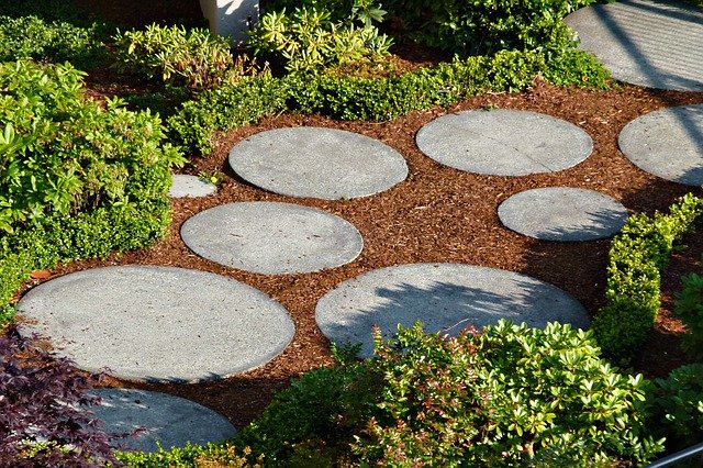 Kiezen voor gras of tegels in de tuin