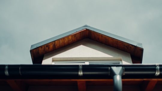 Onderhoud je dak goed in de herfstperiode