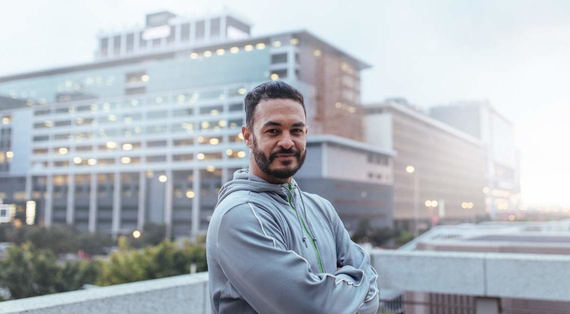 Zo style je een adidas trainingspak voor een casual dag thuis